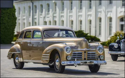 Le nom de cette limousine tchécoslovaque vous est familier, ce qui est normal. Force est de constater qu'à l'époque, c'était déjà une grande prétentieuse.... Quel est ce modèle ?