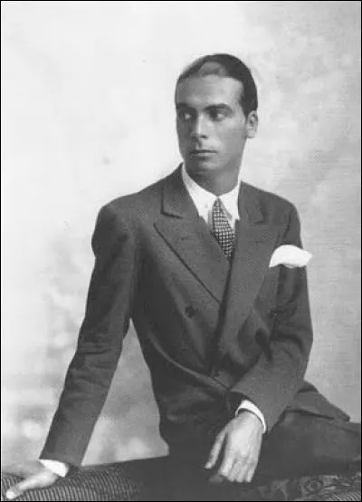 De quelle nationalité le couturier Balenciaga est-il ?