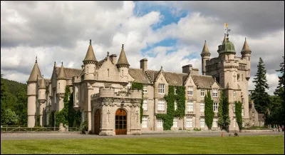 Dans quel pays le château de Balmoral est-il situé ?