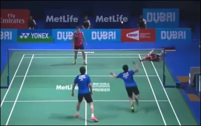 Le badminton se pratique avec...