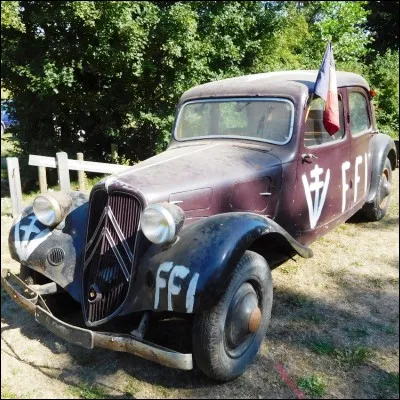 Quelle voiture fran&ccedil;aise, dont le slogan &eacute;tait "Elle dompte la force centrifuge", est devenue une ic&ocirc;ne de la R&eacute;sistance ?