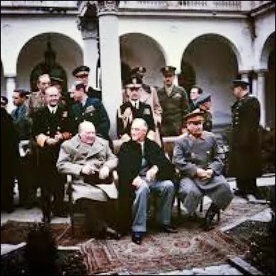 Quelle conf&eacute;rence a r&eacute;uni Churchill, Roosevelt et Staline du 4 au 11 f&eacute;vrier 1945 ?