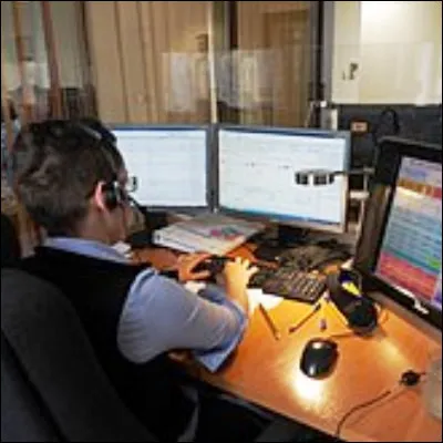 Quel service d�urgence est aussi appel&eacute; centre 15 en France ?