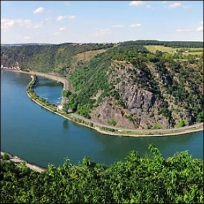 Comment s�appelle la nymphe qui attire les navigateurs du Rhin sur le rivage par son chant ?