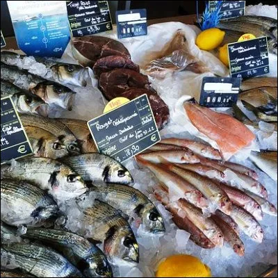 Quelle sp&eacute;cialit&eacute; &agrave; base de poisson est appel&eacute;e "fish fingers" en anglais ?