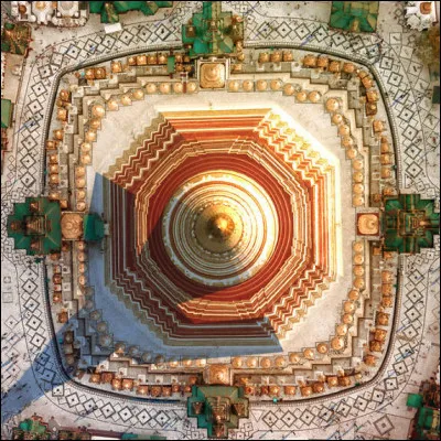 "Sous le soleil exactement... pas n'importe où, juste en dessous..."