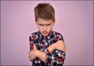 Vous croisez quelqu'un qui était dans votre classe en sixième et qui un jour vous avait mal parlé. Il vous reconnaît et vous interpelle.