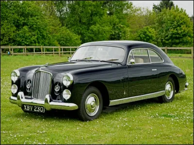 Elle est jolie, cette GT. En plus, elle est française... tant qu'on ne la désosse pas, car cette jolie carrosserie habille une base on ne peut plus étrangère. Pouvez-vous me nommer ce modèle et le carrossier français qui l'a réalisé ?