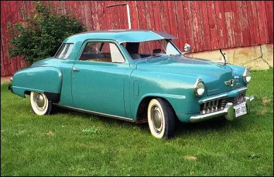 Cette drôle de voiture est la première vraie nouvelle voiture américaine d'après la Seconde Guerre mondiale. En plus, elle a été réalisée par un grand nom du design industriel. Comment se nomme cette voiture ?