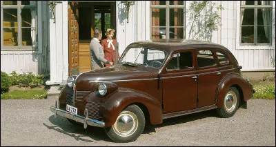 En s'inspirant des grosses américaines d'avant-guerre, cette berline robuste dotée d'un six cylindres en ligne ne prend aucun risque stylistique ni technique d'ailleurs. Quel est le nom de cette voiture ?