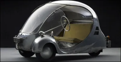 La pénurie d'essence, quelle barbe ! C'est pour pallier ce problème engendré par la guerre que le designer Paul Arzens créa ce drôle de modèle. Saurez-vous en trouver le nom ?