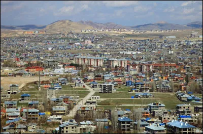 Van, 400 000 habitants, est une ville d'...