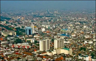 Bandung, 2,6 millions d'habitants, est une ville d'...