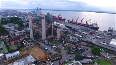 Douala, 3,5 millions d'habitants, est une ville d'...