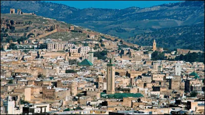 Fès, 1,2 million d'habitants, est une ville d'...