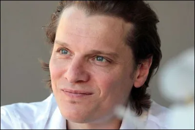 Quelle est cette chanson de Bénabar : "Tu étais simple et sans histoire / Un bon mari, un bon père / Pas un mot sur tes bagarres / Contre la terre entière" ?