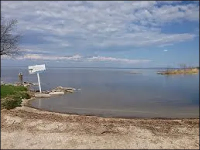 La lac Winnipegosis se situe au Canada.