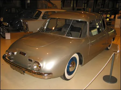 Si la Seconde Guerre mondiale a sinistré de nombreux constructeurs historiques, certains nouveaux arrivants y voient une opportunité pour creuser leur trou. C'est le cas d'un pilote automobile qui lança une série de prototypes parmi lesquels celui en photo. Quelles sont ces voitures et ce fameux pilote ?