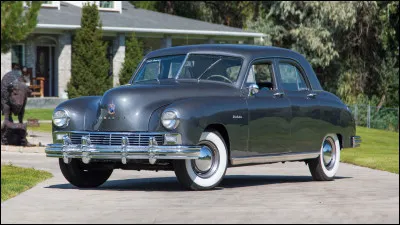 Avec sa sobre carrosserie monocoque sans ailes moulées, cette berline moyenne américaine paraît moderne à sa sortie. Comment se nomme ce modèle ?