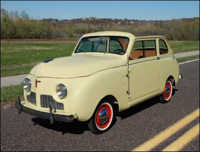 Il faut arrêter de croire que tout ce qui est américain est gros. Qu'est-ce que c'est que ce cliché old school ? C'est ce qu'ont dû penser les concepteurs de cette découvrable. Comment s'appelle cette très petite voiture ?