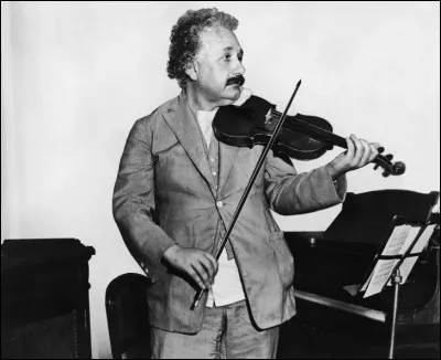 Pour se "rafraîchir" le cerveau, il faisait paraît-il comme Sherlock Holmes : c'est-à-dire ?