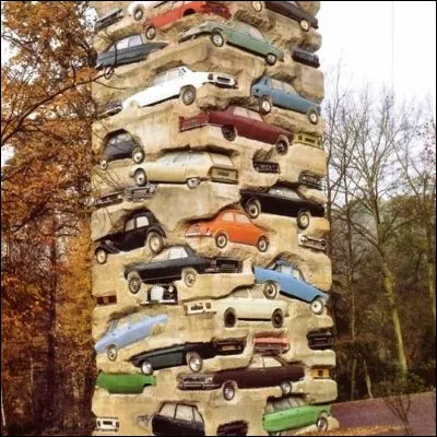 Quel artiste a utilis&eacute; 59 carcasses d�automobiles pour cr&eacute;er l��uvre "Long Term Parking" dans les Yvelines ?
