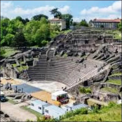 Quel empereur romain, le premier n&eacute; hors d�Italie, fut honor&eacute; dans sa ville natale de Lugdunum pour ses grands travaux et pour l�ouverture &agrave; l�acc&egrave;s &agrave; la magistrature publique romaine aux Gaulois ?