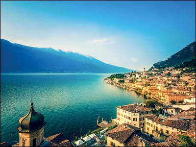 Quel lac de l'Italie du Nord sépare la Lombardie et la Vénétie ?