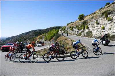 En cyclisme, lors du tour d'Italie, quelle est la couleur du maillot du coureur qui arrive en tête du classement général ?