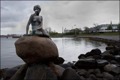 La ville est connue pour la "Petite sirène" de bronze qui repose sur un rocher dans le port :