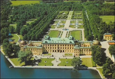 La ville a pour monument le Château de Drottningholm, résidence de la famille royale depuis le XVIe siècle, reconstruit dans le style baroque au XVIIe siècle :