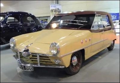 Ultime pirouette avant la cessation définitive d'activité : cette berline traction 6 places particulièrement avant-gardiste qui ne posa jamais ses roues dans les concessions. Comment se nomme cette voiture ?