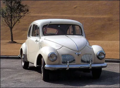 Cette voiture populaire a beau montrer une forte ressemblance avec la "Voiture du Peuple" allemande, celle-ci n'est que stylistique. En effet, ce modèle a le moteur à l'avant. Quelle est cette voiture ?