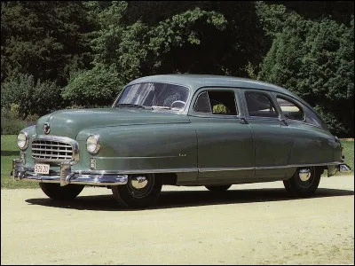 Cette voiture américaine a conservé un style classique jusqu'à sa dernière année de commercialisation où elle chamboula tout pour un style moderniste aux flancs lisses. Le nom de ce modèle m'échappe. Saurez-vous le retrouver ?