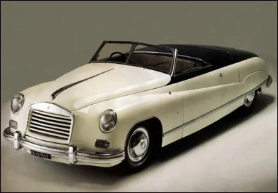 Chant du cygne de son constructeur, cette imposante voiture à moteur à l'arrière inspirée des Tatra tchécoslovaques ne dépassa jamais le stade de prototype. Saurez-vous donner le nom de ce drôle de modèle ?