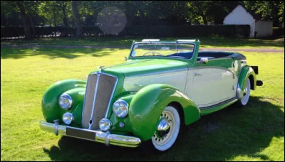 Cette grande voiture française est le trait d'union entre les meilleures années de son constructeur et son déclin, ayant connu les deux périodes. Comment s'appelle ce modèle qui, avec une lettre en moins, aurait pu avoir la force de sauver l'entreprise ?