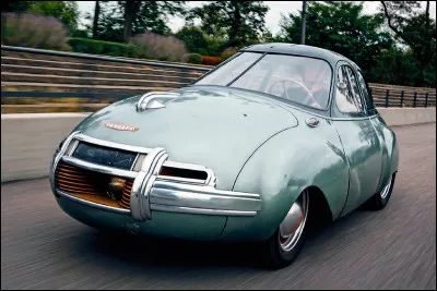 Filer à 130 km/h seulement avec la trentaine de chevaux d'un minuscule bicylindre, c'est parfaitement faisable. La preuve en est avec cet étonnant prototype dont la silhouette profilée lui confère une allure unique. C'est la ... la ... ? Mince, j'ai oublié.