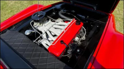 Le moteur est à l'avant, il comporte ... cylindres, pour une puissance de ... cv !