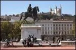Quelle est la place centrale de Lyon ?