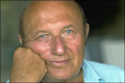 Qui est ce romancier, auteur de cette citation : ''Une femme aux cheveux châtains est une blonde modeste.'' ?