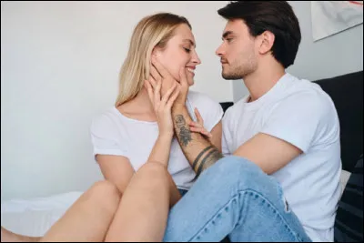 Selon la chanson, que fait-il bon de faire ''Auprès de ma blonde'' ?