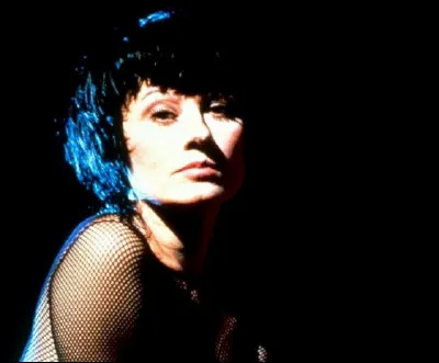 Qui est cette chanteuse dont le quatrième album studio s'intitule ''Blonde'' ?