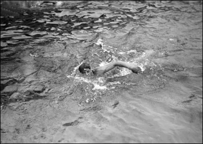 Sport : quel nageur a été le premier à nager le 100 mètres en moins d'une minute ?