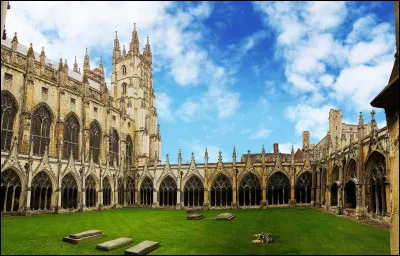 Dans quel comté anglais la ville de Canterbury est-elle située ?