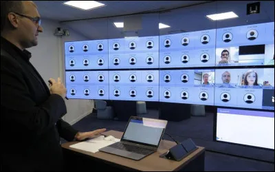 Le prof demande aux étudiants d'activer caméras et micros. Que fais-tu ?