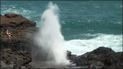 Notons d'ailleurs que ce trou-là fait office de geyser marin ! Et franchement, près du Cap Devielle, "quand t'es dans le geyser depuis trop longtemps..."