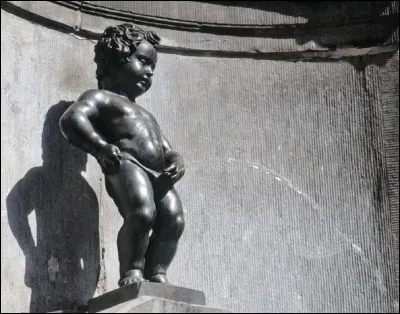 Tout le monde connait le ''Manneken-Pis'' (''le petit homme (qui) pisse'' en bruxellois). Quelle est la hauteur de la statue ?