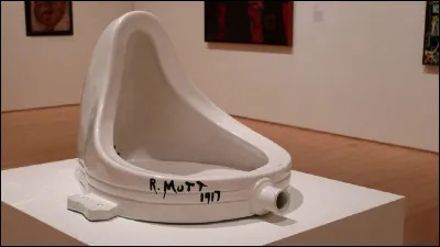 Qui est l'auteur de ce ready-made (objet tout fait), consistant en un urinoir en porcelaine renversé, baptisé ''Fontaine'' ?