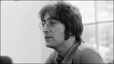 Ce chanteur, auteur-compositeur, interprète de titres des Beatles, c'est ... Lennon.
