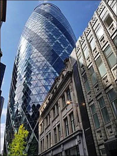 Comment surnomment-ils la Tour 30 St Mary Axe ?